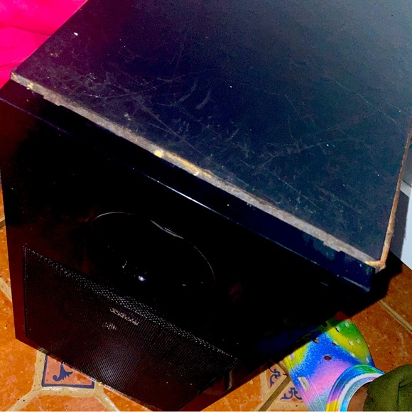 Speaker it plays loud music